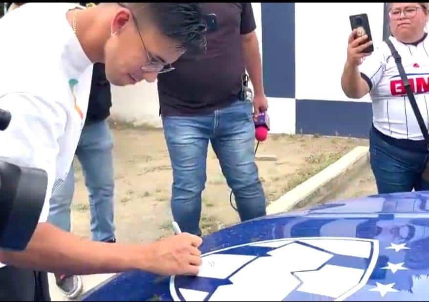 Firman jugadores de Rayados auto a aficionada 