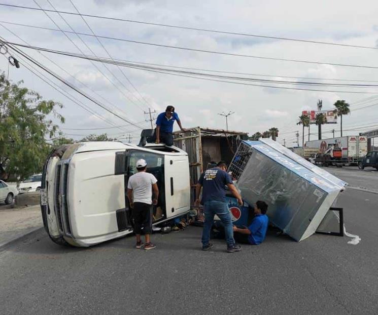 Vuelca camión de refrescos en Salinas
