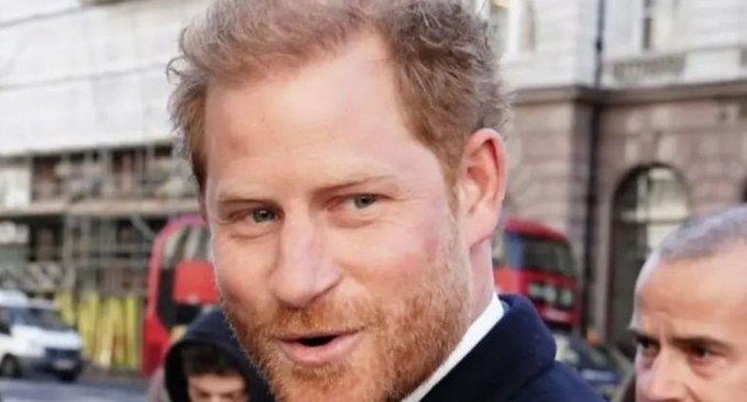 El príncipe Harry llega para la coronación del rey