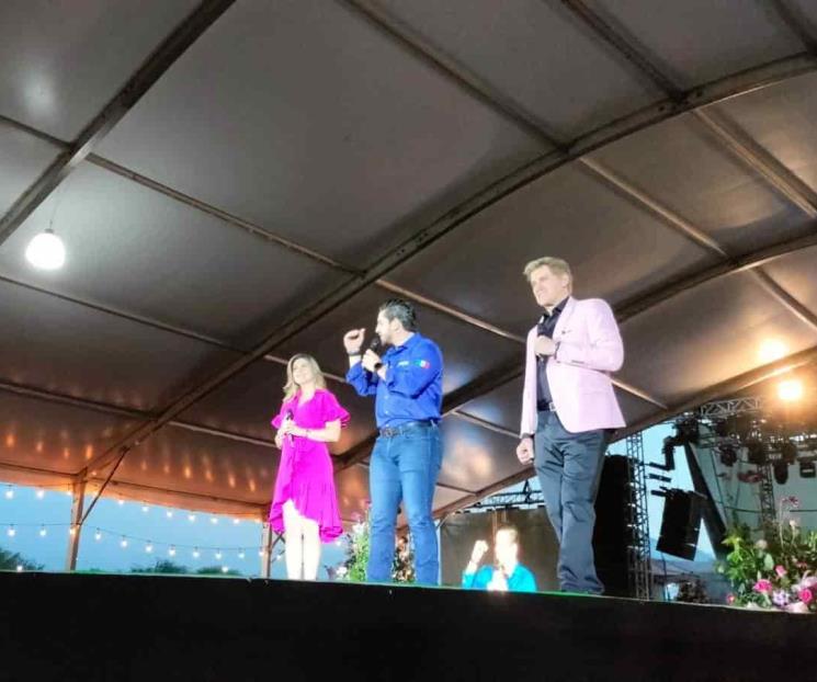 Festeja `Pato´ Lozano a mamás de Pesquería con Shaila Dúrcal