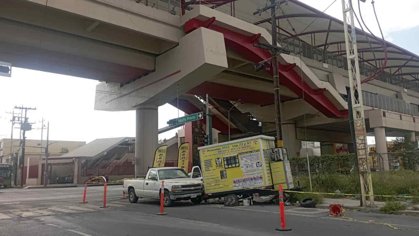 Un hombre de la tercera edad quien conducía una camioneta, murió luego de que presuntamente le dio un infarto, estrellándose contra una caseta móvil para las pensiones del IMSS, en Monterrey
