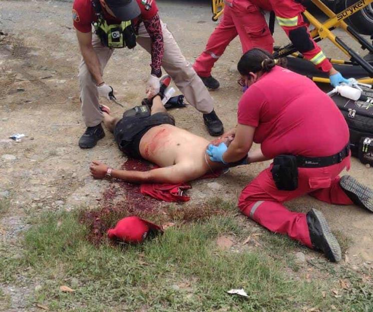Bajan a hombre de auto y lo balean