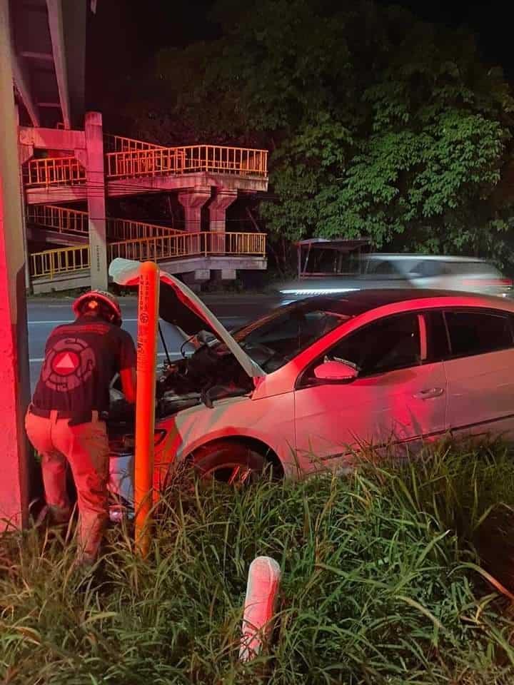 Conductor se estrella contra puente en Allende