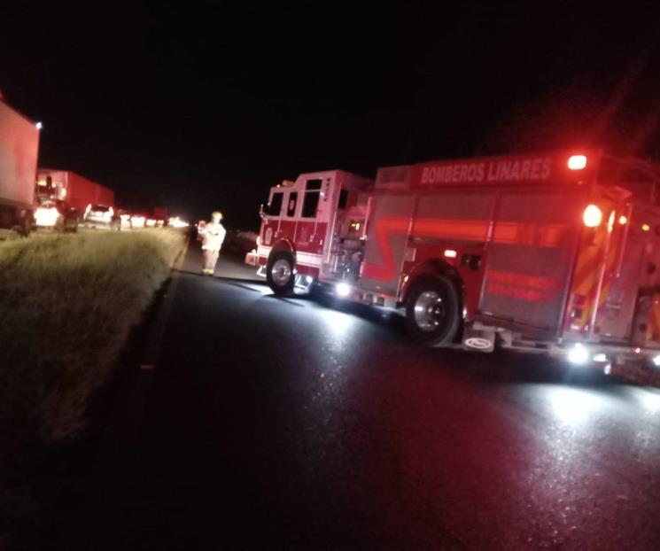 Vuelca pipa cargada con combustóleo en Hualahuises