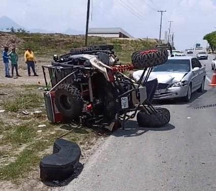 Vuelca vehículo todo terreno