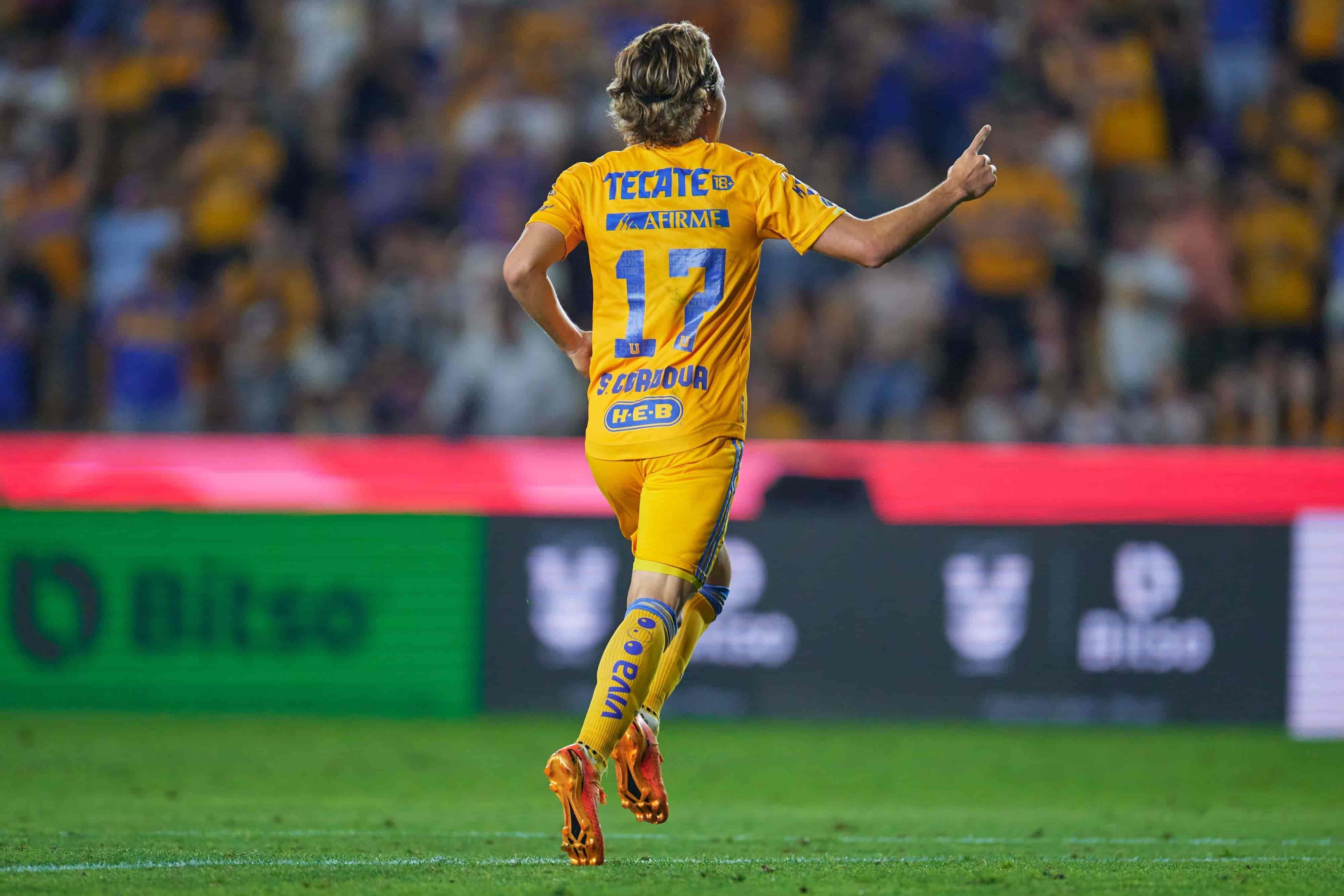 Sebastián Córdova hace el 1-0.