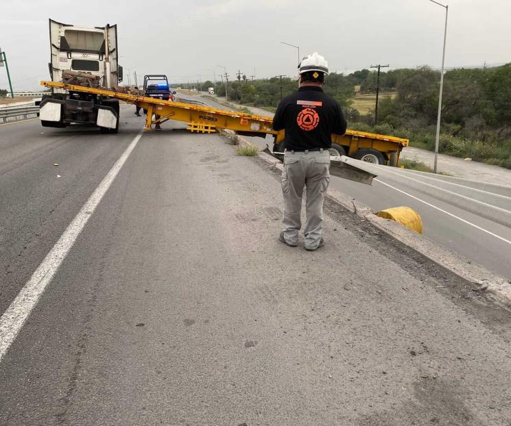 Queda tráiler colgando en puente