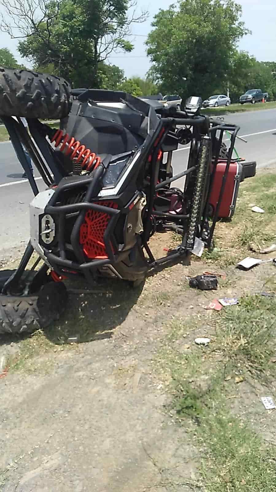 Un domingo de diversión, estuvo a punto de terminar en tragedia para un joven y su hermanita, que viajaban en un vehículo tipo Redzer, que volcó en un tramo carretero del municipio de Allende