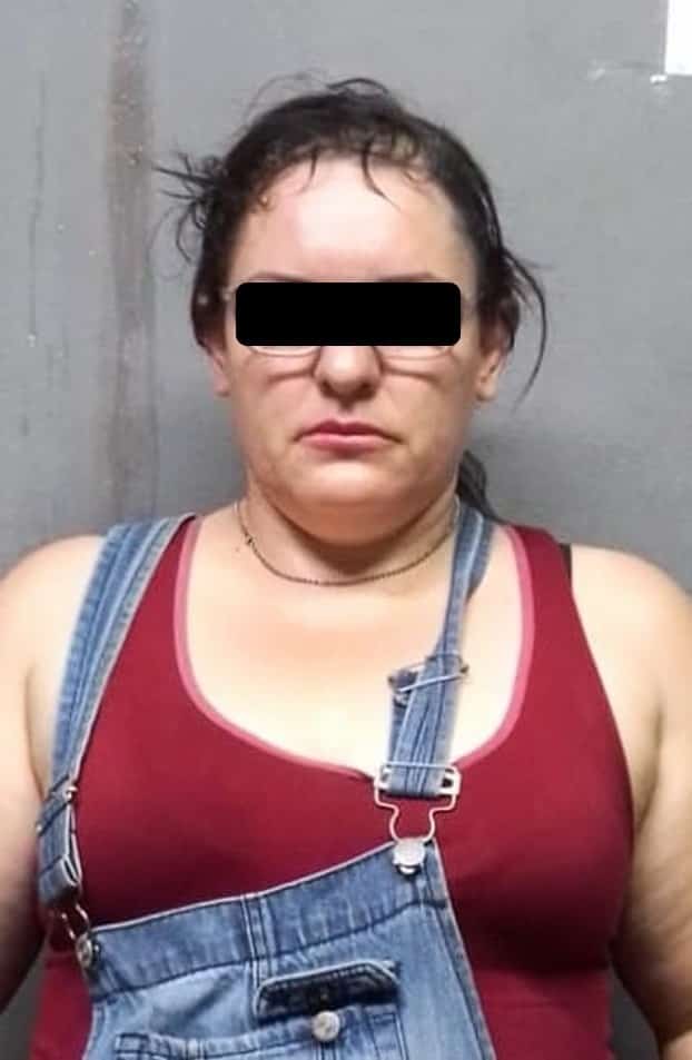 Una mujer y un hombre fueron detenidos por policías de la Guardia de Proximidad de Apodaca, después de intentar huir, al ser descubierto el cuerpo de una persona sin vida, en el patio de la casa donde estaban, en Apodaca