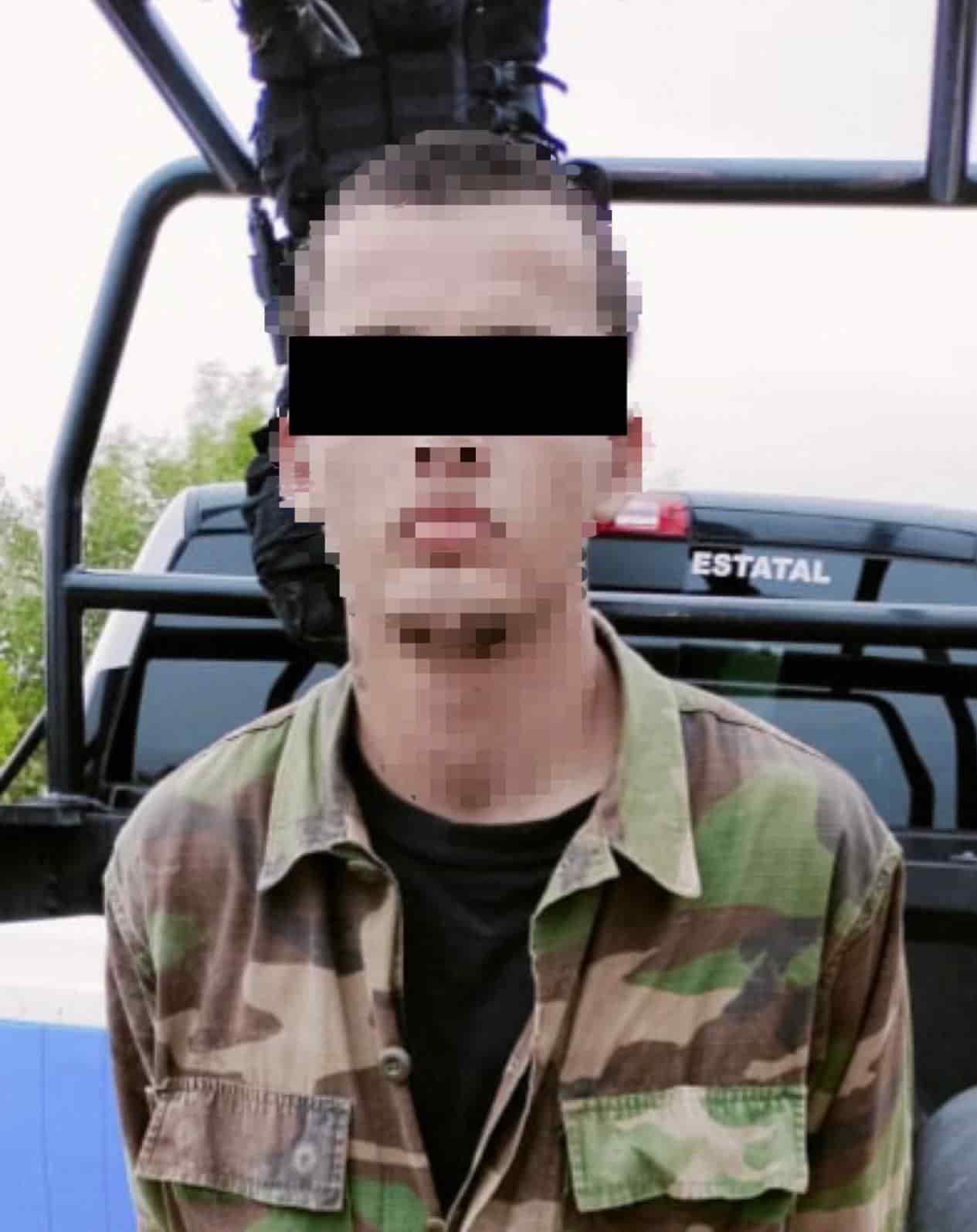Dos presuntos sicarios, uno de ellos menor de edad, se entregaron ante elementos de Fuerza Civil en el municipio de Doctor Coss, asegurándoles dos armas largas