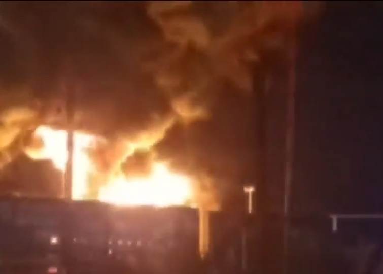 El incendio de una bodega donde se almacenaba tarimas y aceite de reciclaje, movilizó a elementos de Bomberos de Nuevo León y Protección Civil, en la Colonia Andrés Caballero, en Escobedo