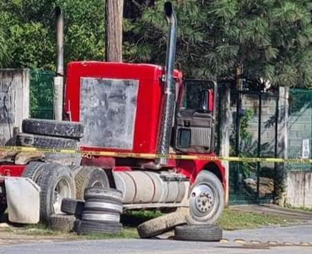El cadáver de un hombre maniatado fue encontrado en el interior de la cabina de un tractocamión con un narcomensaje, ayer en el municipio de Montemorelos, al sur de Nuevo León
