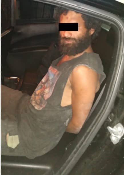 Un hombre que caminaba por calles de la colonia Mirador, fue detenido por oficiales de la Secretaría de Seguridad y Protección a la Ciudadanía de Monterrey, luego que le encontraran cinco bolsitas transparentes con la droga tipo cristal.