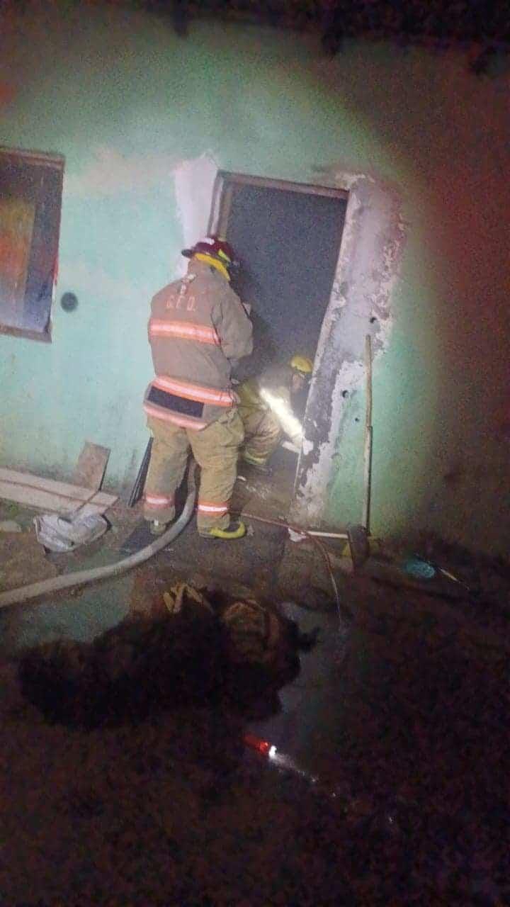 Arde vivienda por cortocircuito