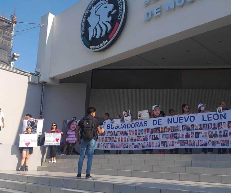 Bloquean oficinas de FGJ madres de desaparecidos