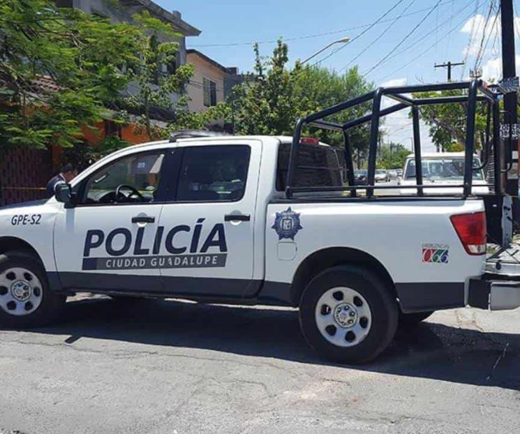 Sale de su casa y lo balean