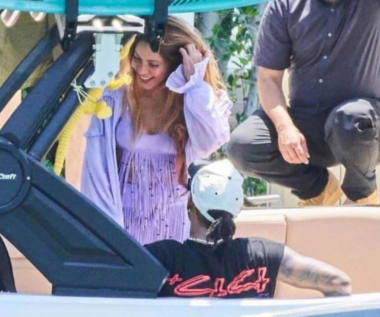 Pasea Shakira en bote con Lewis Hamilton