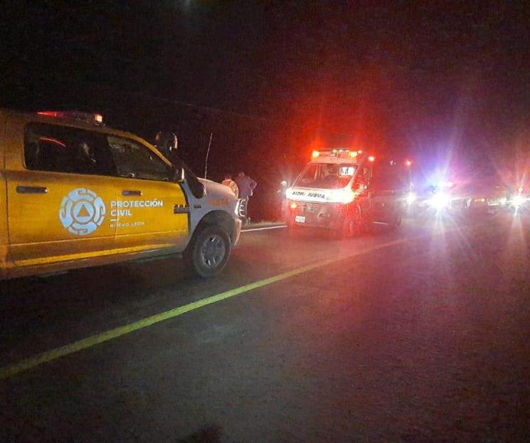 Cae auto a barranco en Iturbide