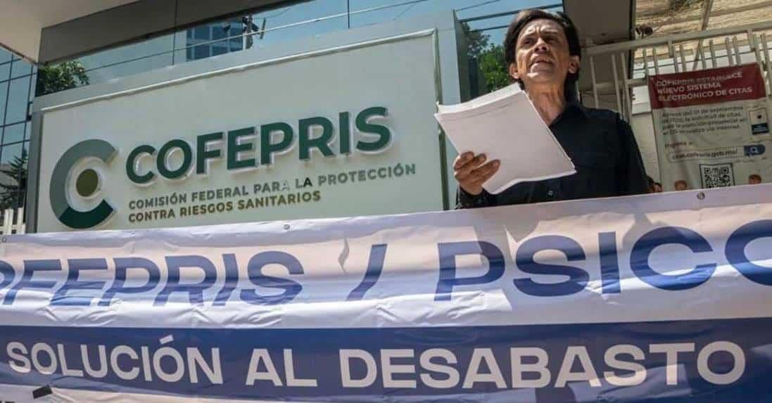 Pacientes siquiátricos clausuran simbólicamente la Cofepris