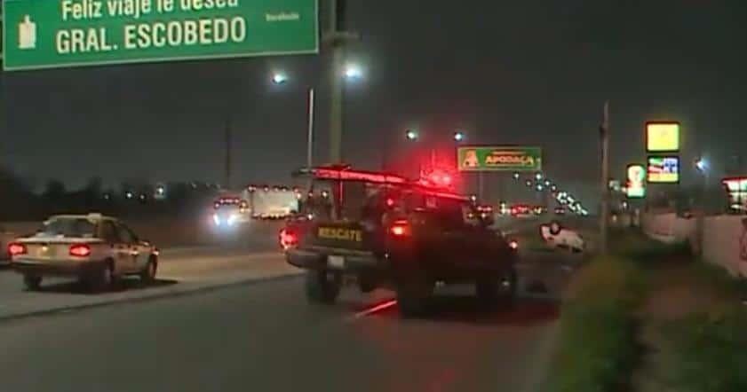 Vuelca taxi en Escobedo