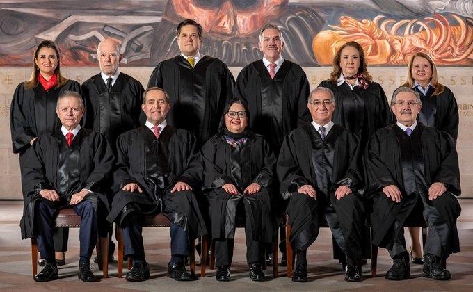 Exhibe AMLO 40 privilegios de los ministros de la Corte