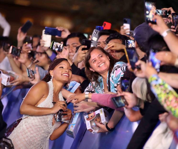 Convive Halle Bailey con  fans en la alfombra azul