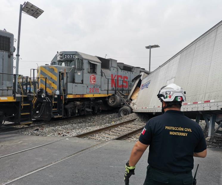 Tráiler es embestido por tren por querer ganarle el paso
