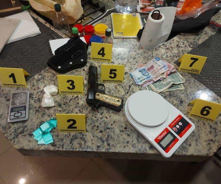 Detienen a dos tras cateos