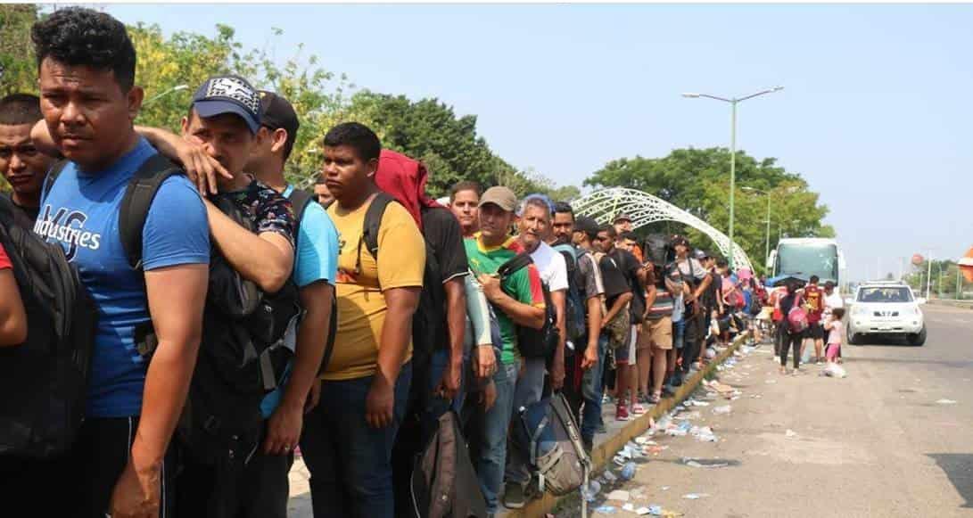 Inician traslado de migrantes para tramitar forma migratoria