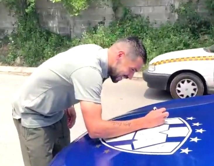 Más jugadores de Rayados firman coche de aficionada