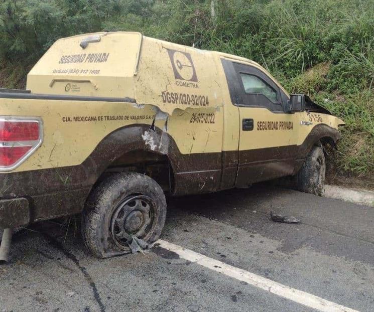 Vuelca camioneta de valores, hay un muerto y un herido