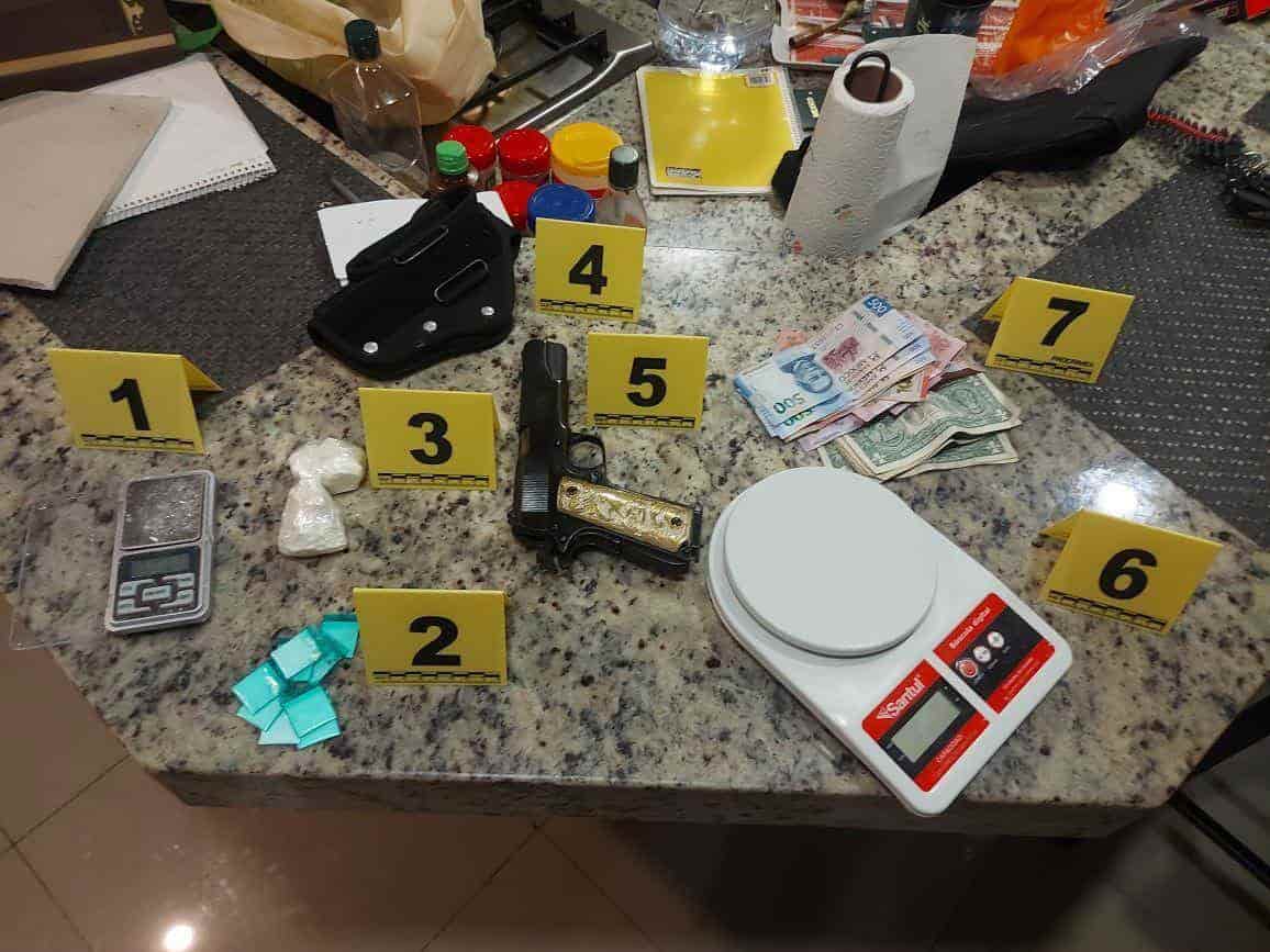 Dos personas detenidas y el aseguramiento de un chaleco táctico, droga, y un cargador abastecido con nueve cartuchos, fue el resultado de dos cateos realizados en los municipios de Apodaca y Guadalupe