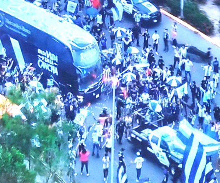 Afición recibe en multitud a sus Rayados