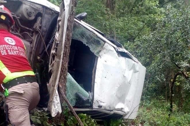 Resultan 3  heridos al caer auto a barranco