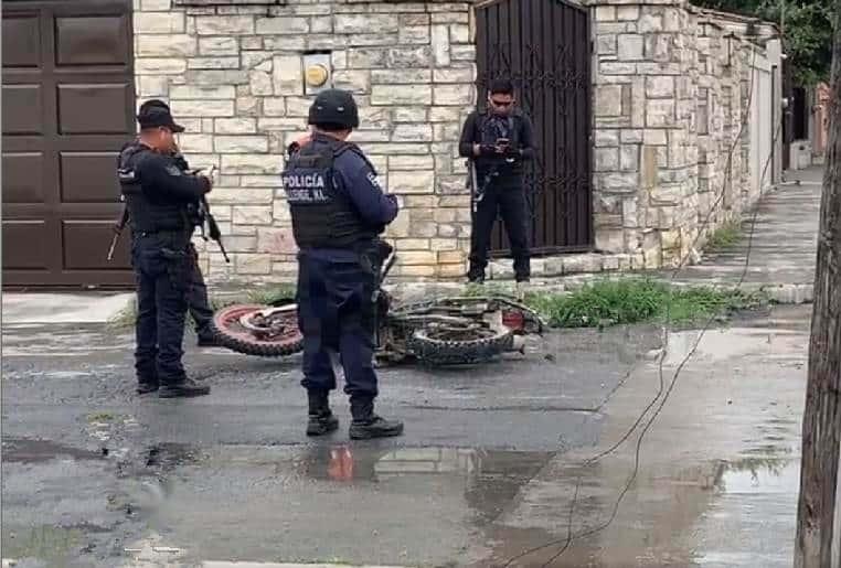 Choca moto de frente contra camioneta