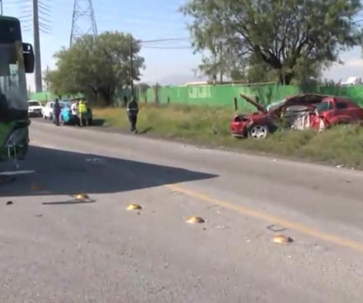 Choque entre camión urbano y vehículo deja un muerto