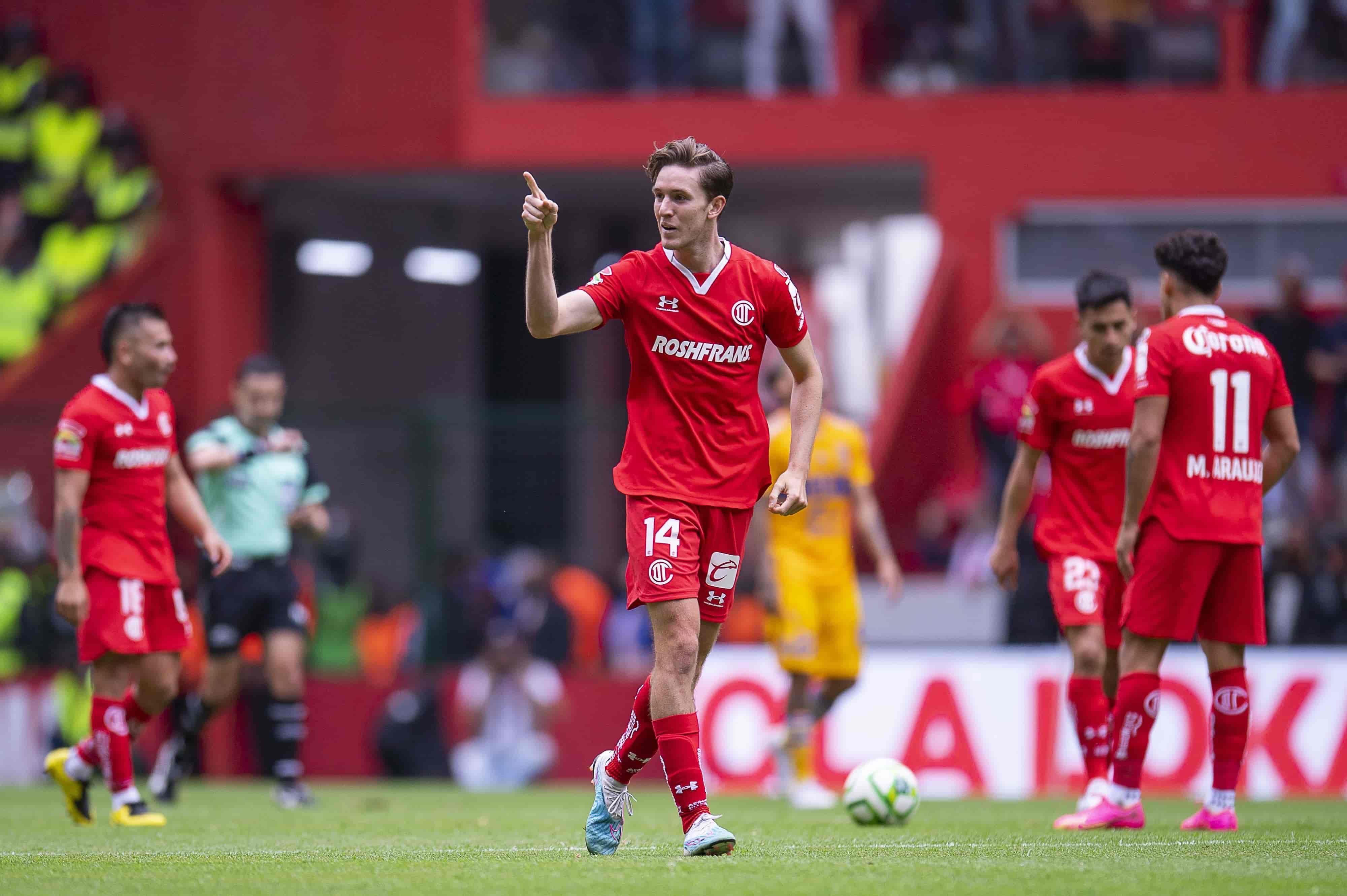 Marcel Ruiz anota otro tanto.