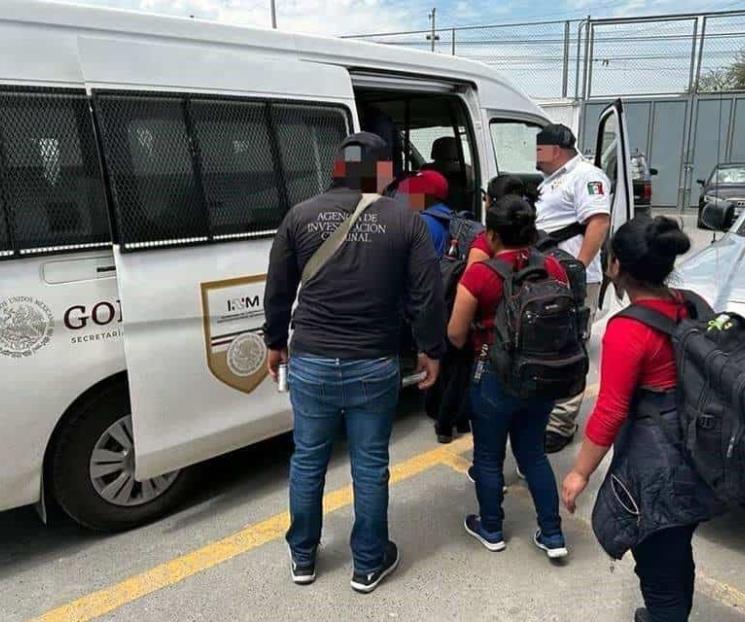 Detienen a polleros con 28 migrantes