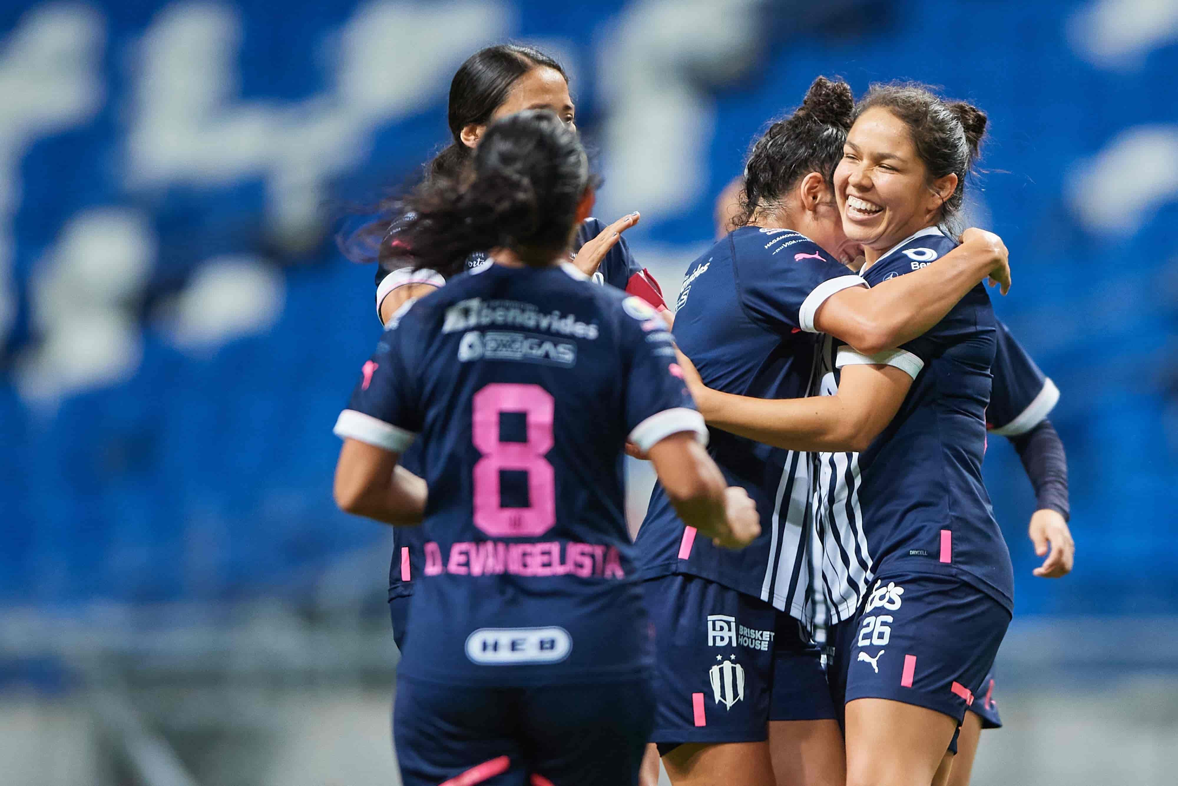 Valeria Valdez hace el 2-0.