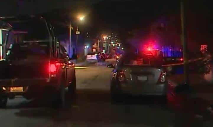 Una mujer resultó lesionada de un balazo en el pecho luego de que delincuentes que huían tras asaltar una tienda dispararon contra el propietario del negocio quien fue tras su persecución, la noche del domingo en la Colonia San Bernabé, Fomerrey 115, al norte de Monterrey