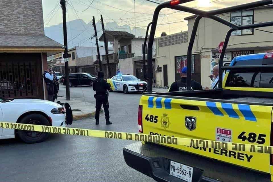 Una intensa movilización policiaca se registró en calles del Fraccionamiento Bernardo Reyes, al reportarse el hallazgo de supuestos restos humanos en una caja abandonada frente a una vivienda