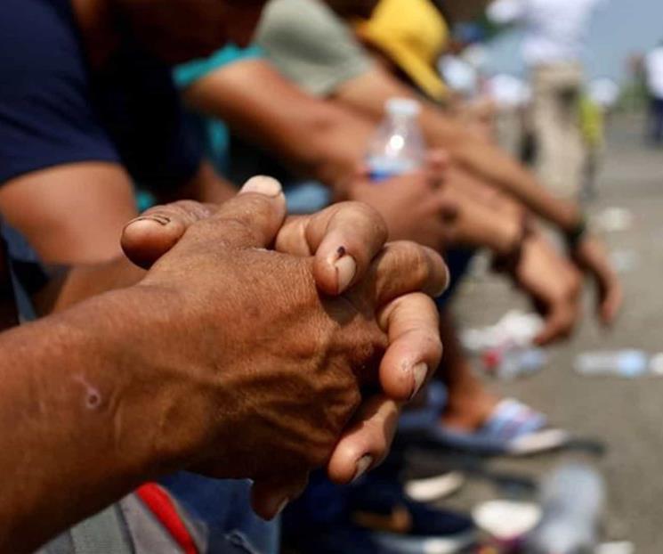 Denuncian secuestro de 50 migrantes y dos choferes en SLP