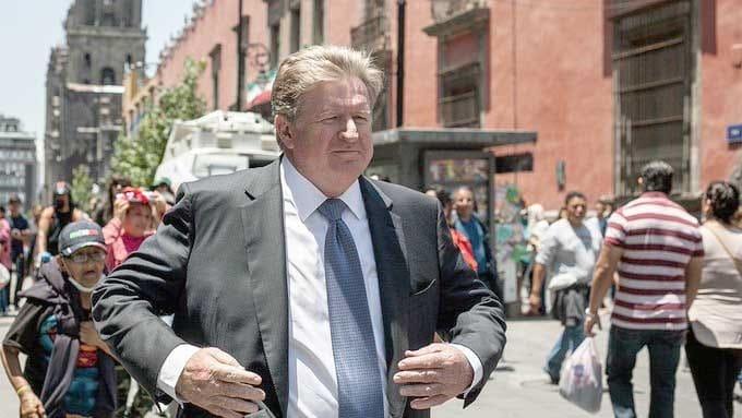 Respalda AMLO que Larrea compre a Banamex