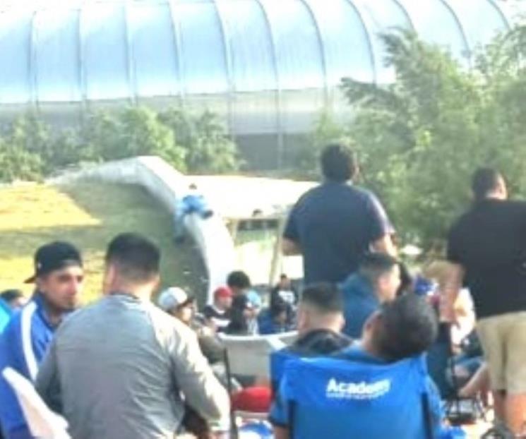 Madrugan aficionados de Rayados para adquirir boletos