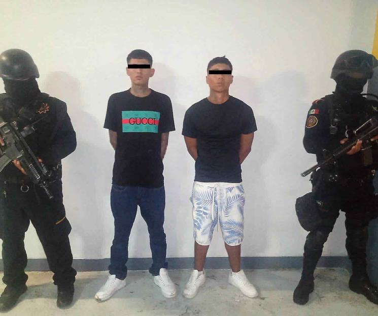 Detienen a dos con armas de fuego Detienen a dos con armas de fuego