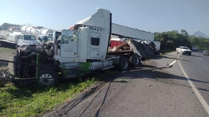 Vuelca tráiler en Allende