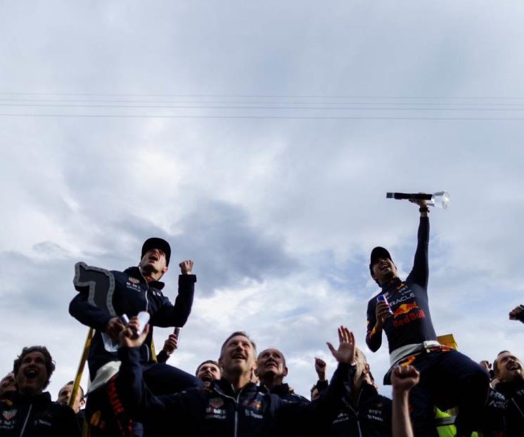 Jefe de Red Bull ve una pelea pareja entre Checo y Max