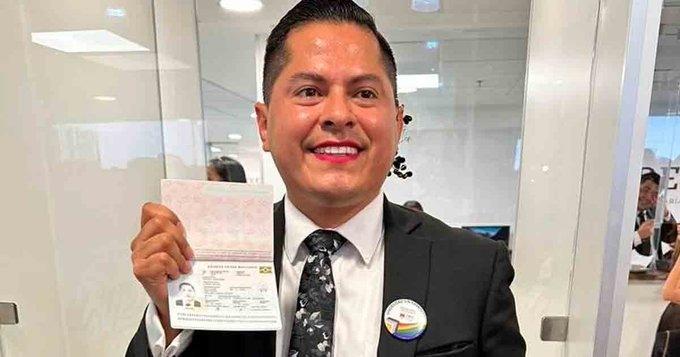 Entregan primer pasaporte no binario a Jesús Ociel Baena Entregan primer pasaporte no binario a Jesús Ociel Baena