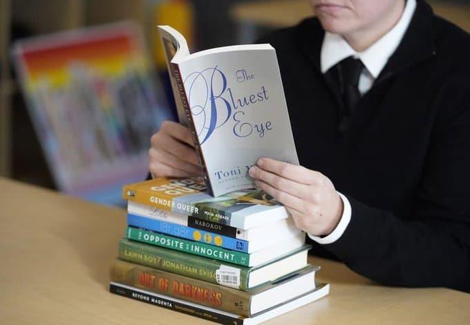 Demandan a distrito escolar de Florida por retirar libros