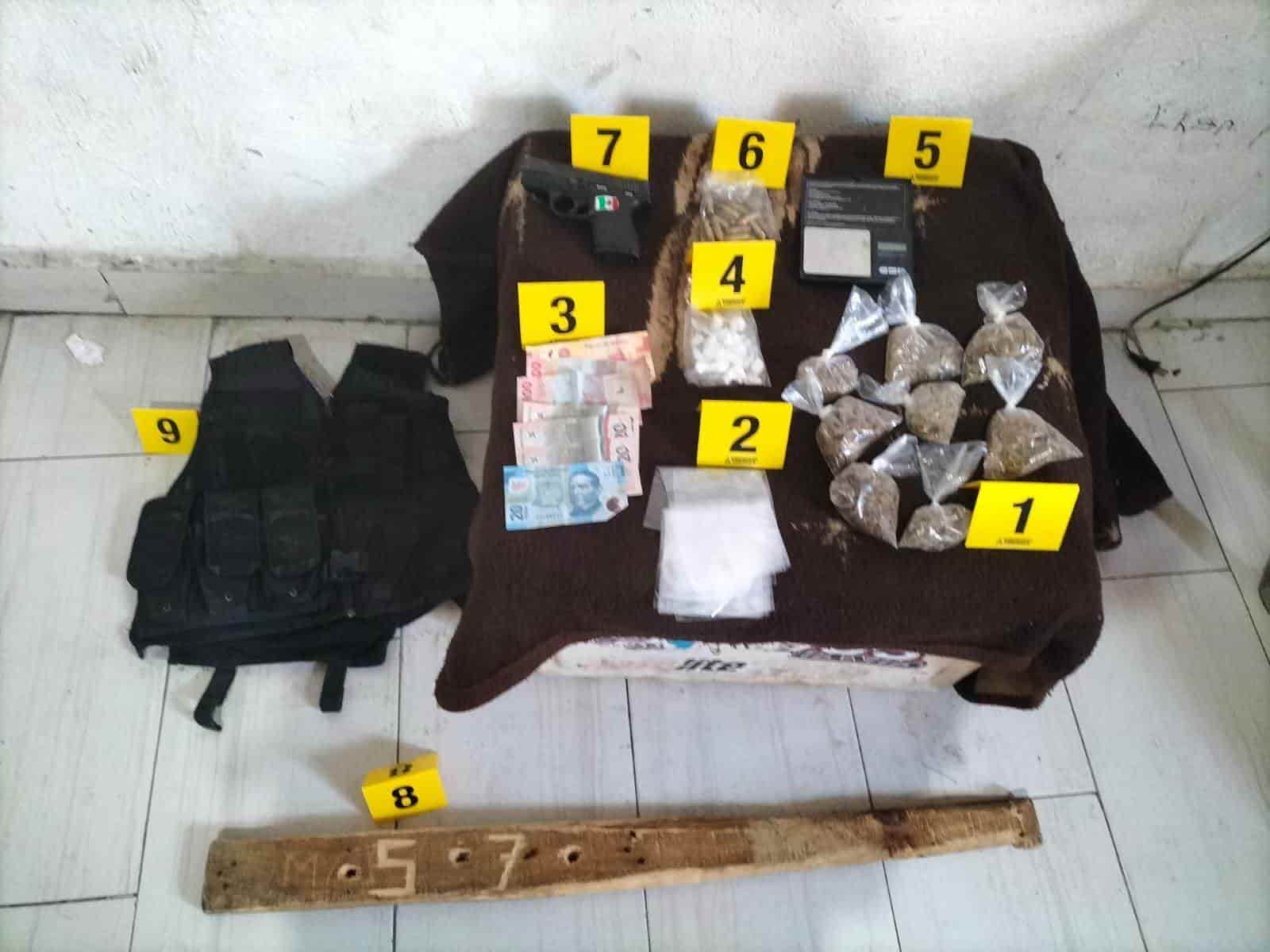 La Fiscalía General de Justicia de Nuevo León realizó tres cateos a domicilios en Guadalupe y Monterrey, donde arrestaron a ochos personas y aseguraron droga, equipo táctico y un arma de fuego.